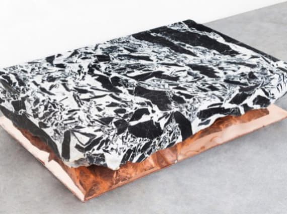 Дизайнер сделал столы из металлических «подушек»