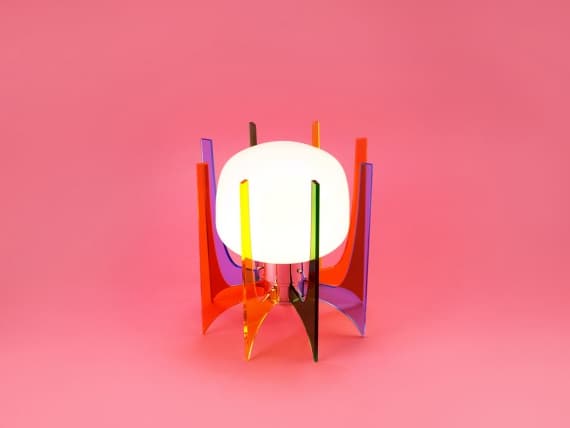 Дизайнеры Joogii сделали разноцветную лампу из стекла Дизайнеры Joogii сделали разноцветную лампу из стекла