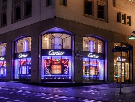 Художники оформили московский флагман Cartier Художники оформили московский флагман Cartier