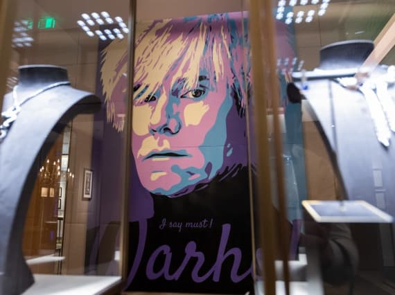 Художники оформили московский флагман Cartier