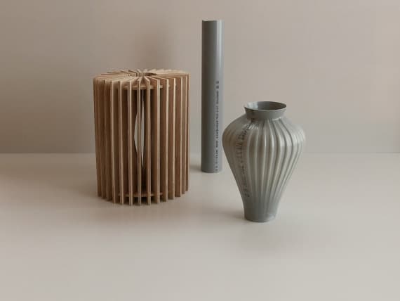 Японский дизайнер сделал вазы из пластиковых труб Японский дизайнер сделал вазы из пластиковых труб