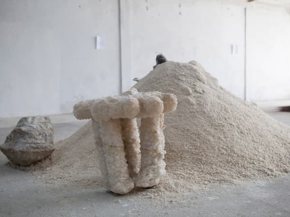 Израильский дизайнер сделал стулья из соли