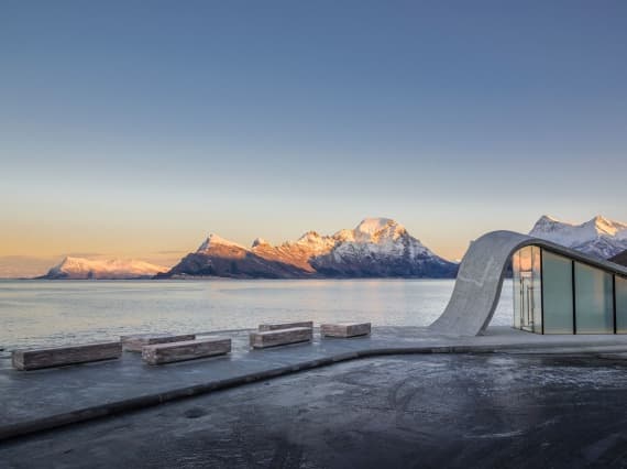 Норвежцы HZA построили туалет с видом на море