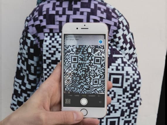 Дизайнер из Дании делает одежду с QR-кодом