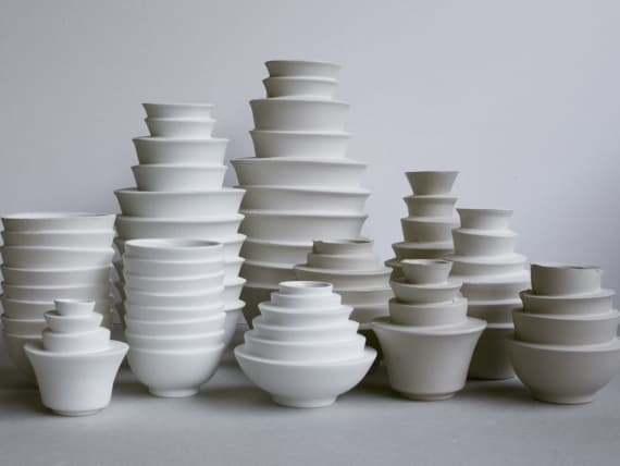 Дизайнер из Швейцарии сделала вазы из китайских чаш