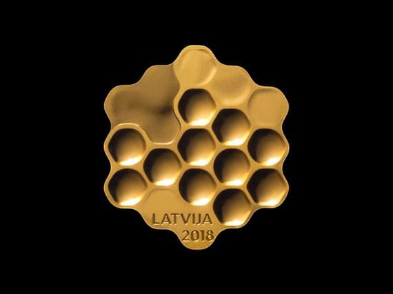 Артур Аналтс сделал монеты в виде сот