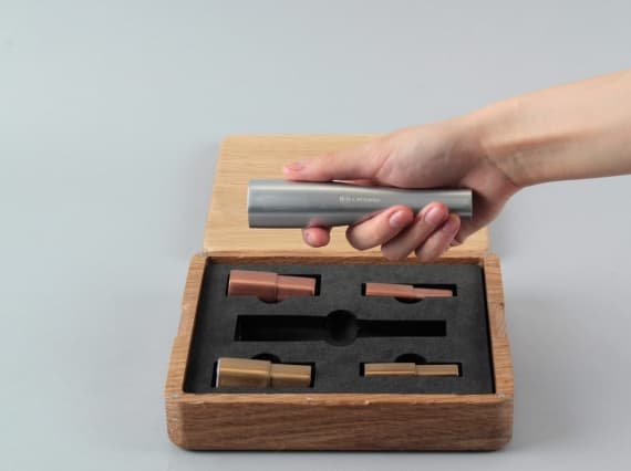 Выпускник Central Saint Martins сделал кисть для мужского макияжа