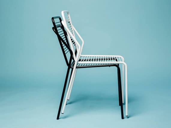 Александр Жуковский сделал стулья из металлических трубок