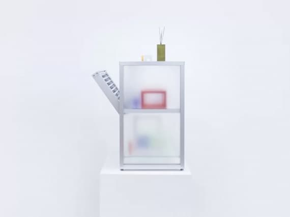 Дизайнеры 1/plinth сделали мебель из алюминиевых рам и жалюзи