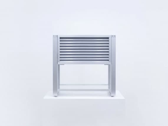 Дизайнеры 1/plinth сделали мебель из алюминиевых рам и жалюзи