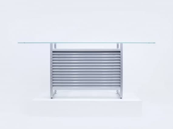 Дизайнеры 1/plinth сделали мебель из алюминиевых рам и жалюзи