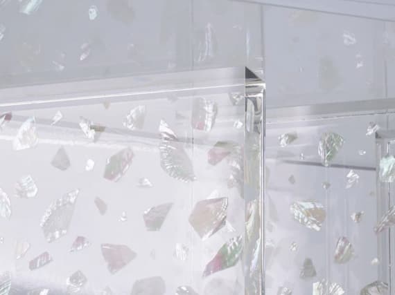 Корейские дизайнеры FICT сделали стол из хрусталя и акрила