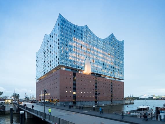 Завершилось долгожданное строительство концертного зала Herzog & de Meuron в Гамбурге Завершилось долгожданное строительство концертного зала Herzog & de Meuron в Гамбурге