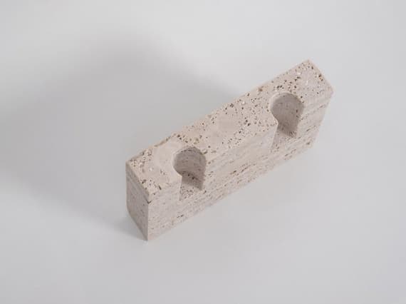 Санна Велкер представляет подсвечники из старинных камней