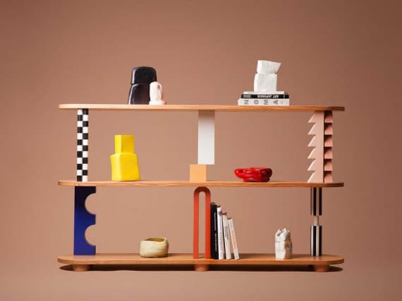 Дизайнеры из Монреаля сделали стеллаж в духе Мемфиса