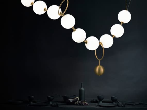 Дизайнеры Larose Guyon сделали светильник в виде нити жемчуга