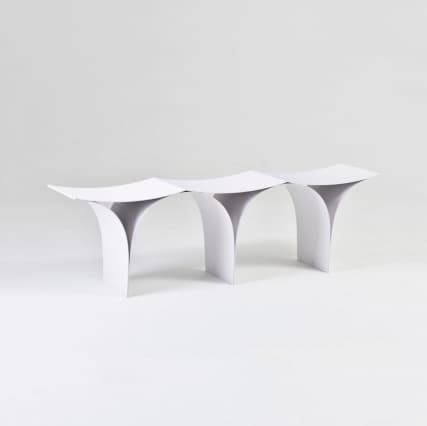 Японский дизайнер сделал скульптурную скамейку
