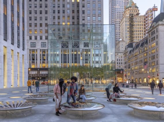Foster + Partners обновили флагманский магазин Apple на Пятой Авеню