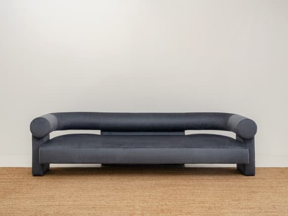 Древнее искусство в дебютной коллекции мебели Яна Фелтона