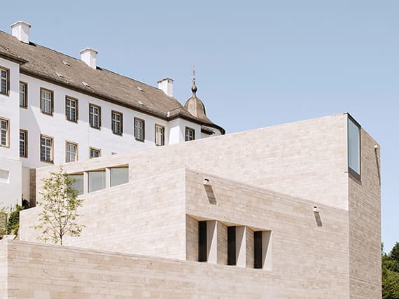 Музей и галерею соединяет коридор из травертина