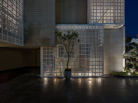 «18 экранов» Sanjay Puri Architects в Индии