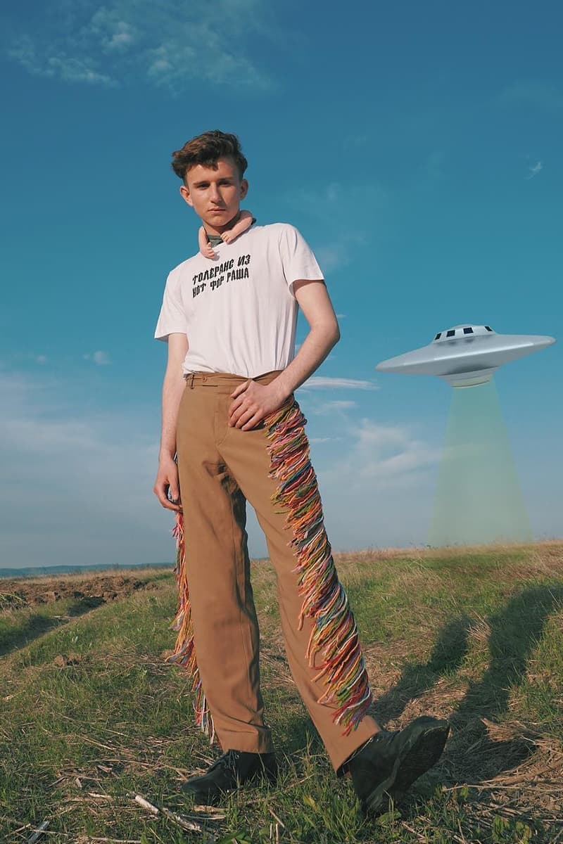 Модель в футболке «Толеранс из нот фор Раша» Ромы Уварова