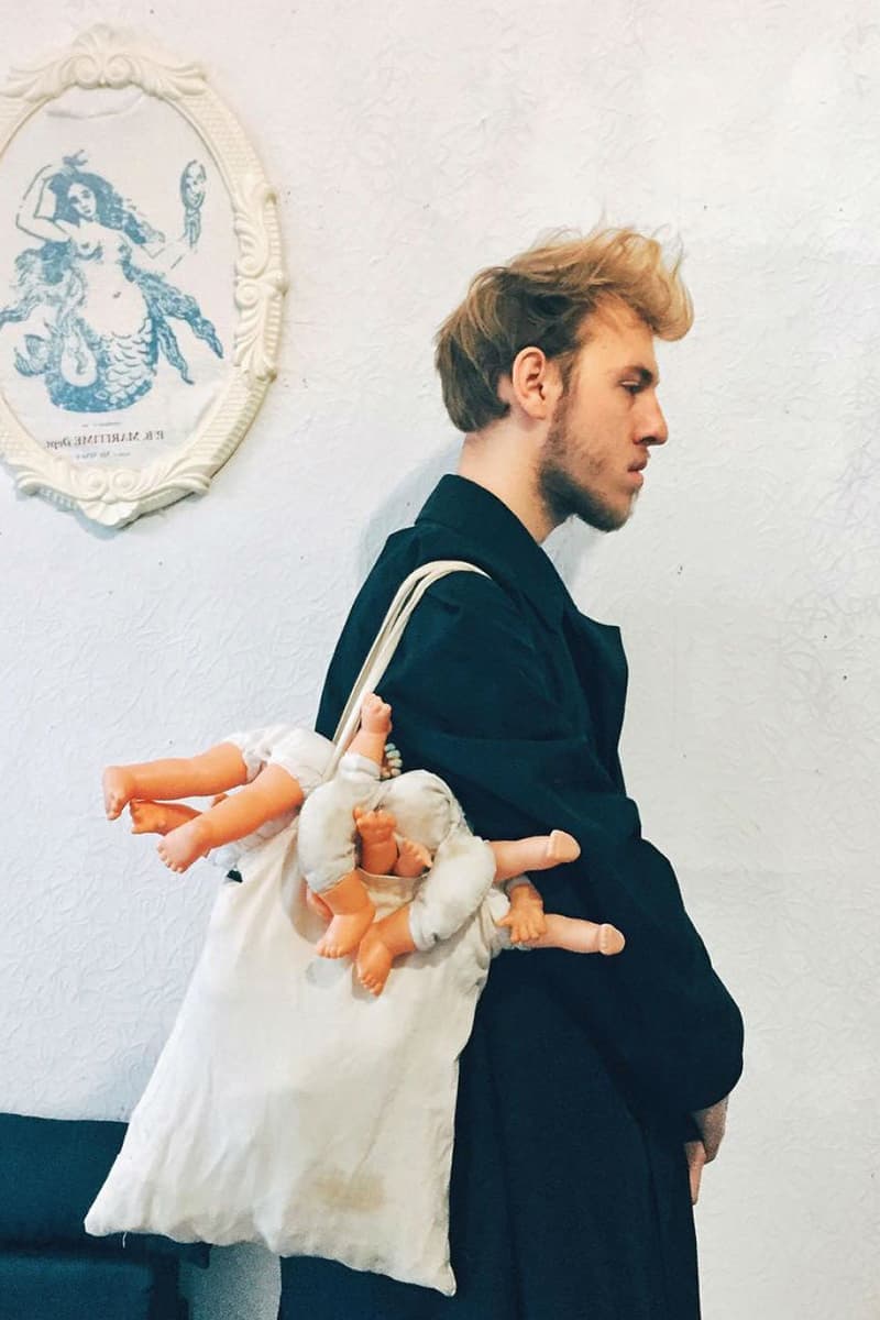 Рома Уваров с куклами, которые собирается использовать в своих коллекциях