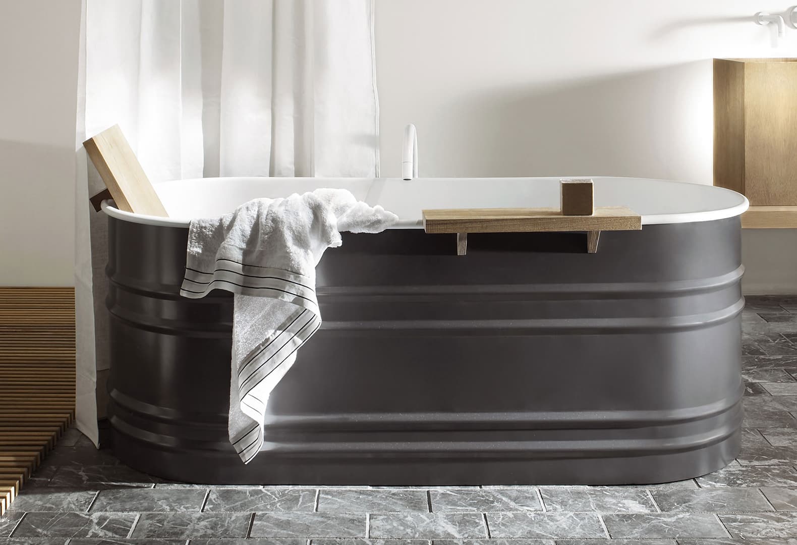 Ванна Vieques от Patricia Urquiola. Изготовлена из инновационного материала CristalPlant