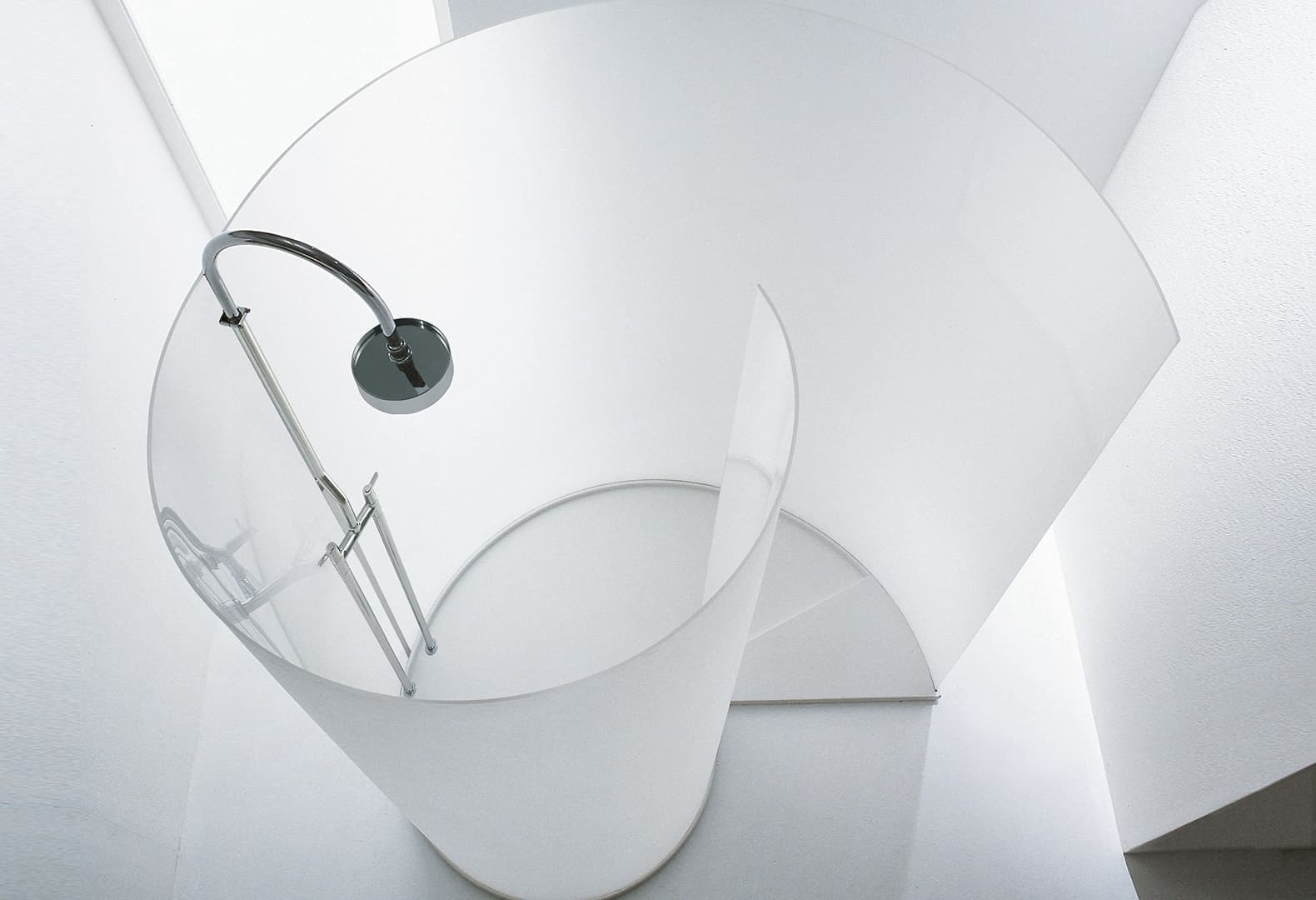 Душевая кабина Chiocciola из искусственного мрамора Exmar, прозрачного материала Parapan с элементами CristalPlant