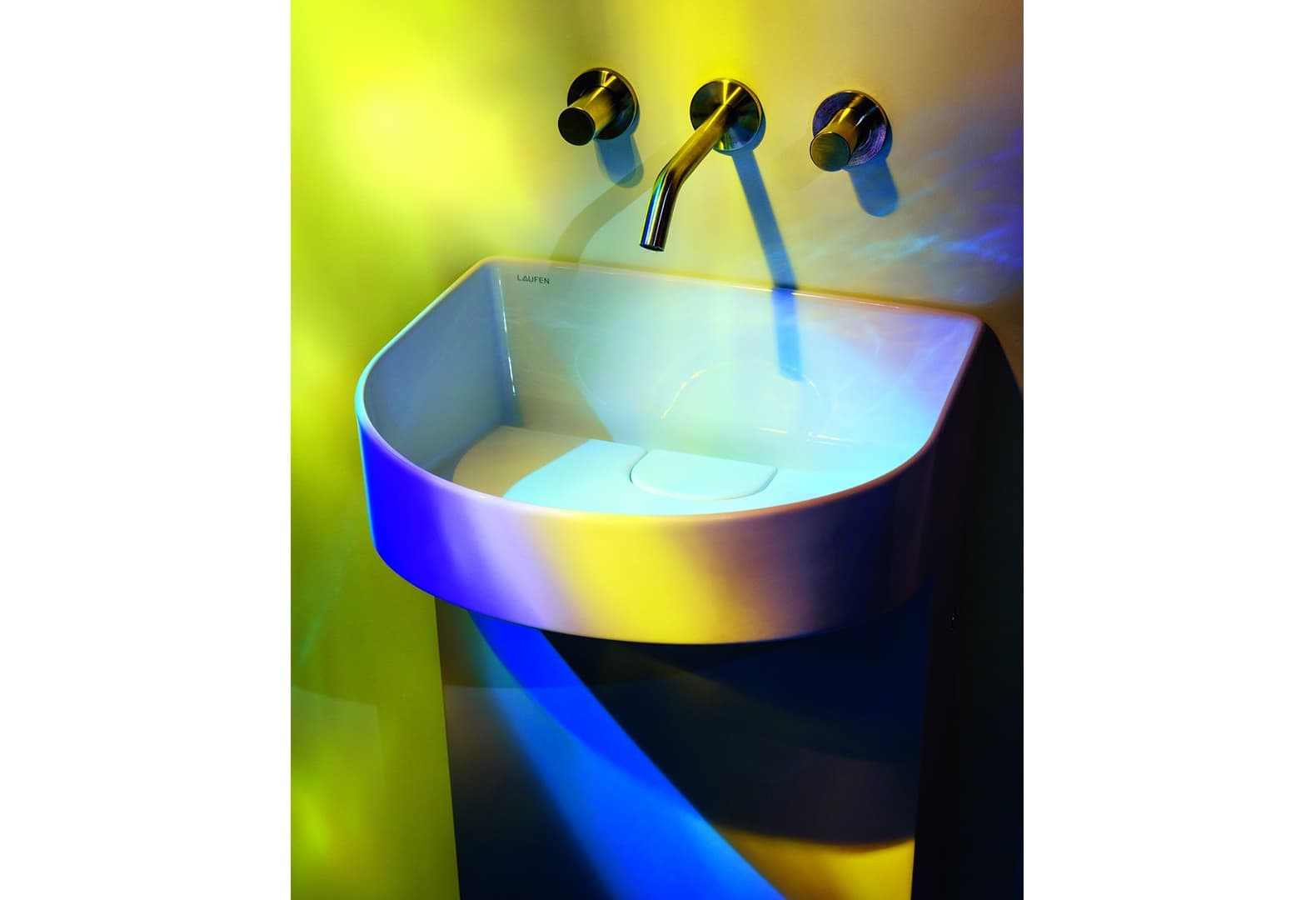 Раковина из коллекции Sonar с использованием материала SaphirKeramik (коллаборация LAUFEN и Патриции Уоркиолы)