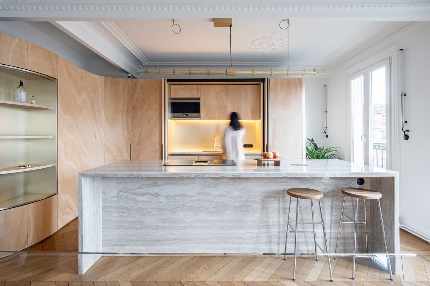 Ширма из фанеры в парижской квартире с лепниной — проект Toledano+Architects