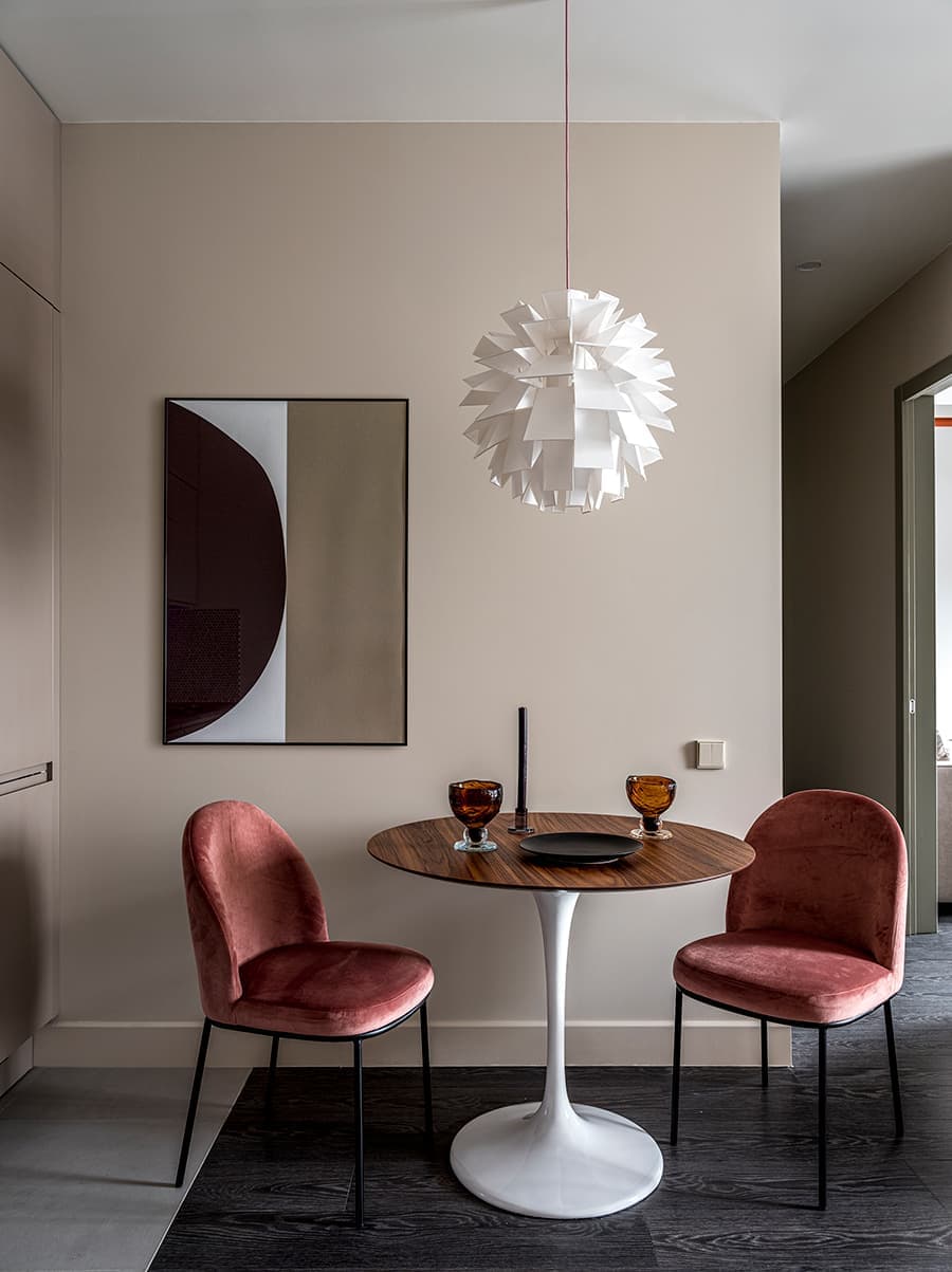 Стулья, La Redoute; светильник, Normann Copenhagen; постер — собственность заказчицы