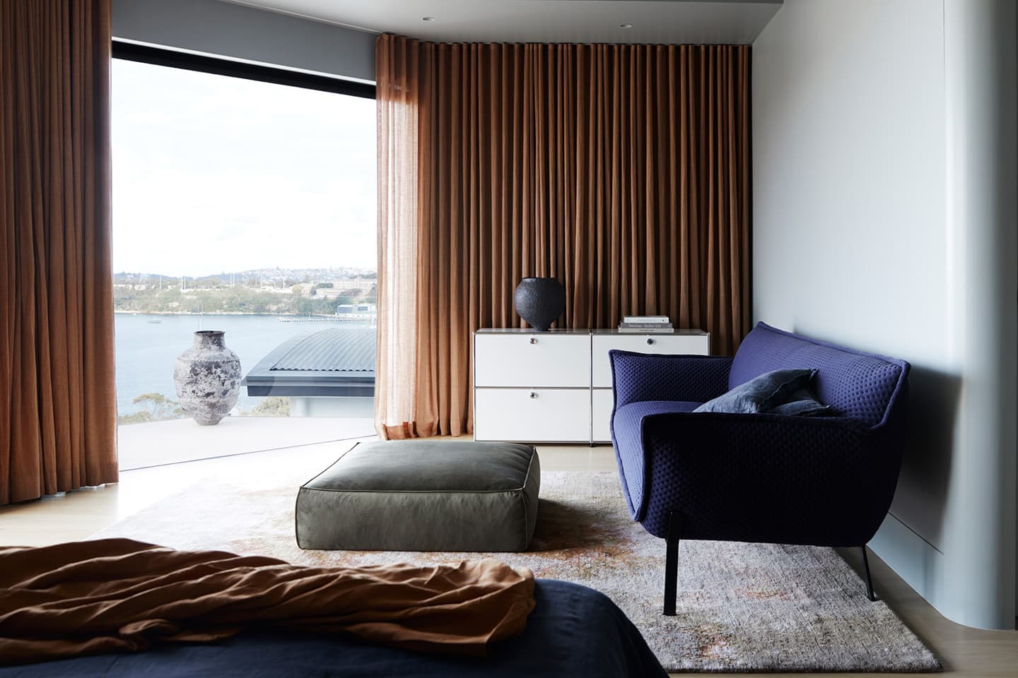 Синяя спальня в честь океана — проект Esoteriko interiors