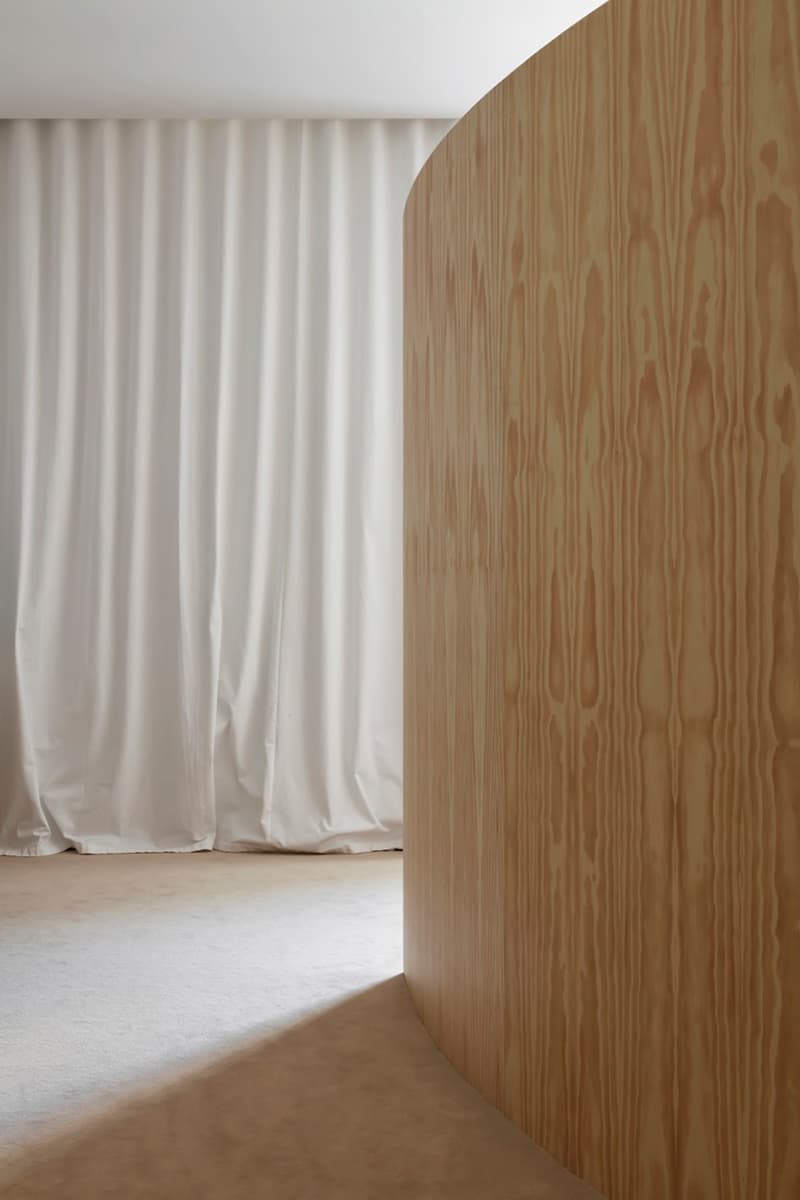 Зеленые стены и стальная ванна в квартире в Антверпене — проект Atelier Dialect