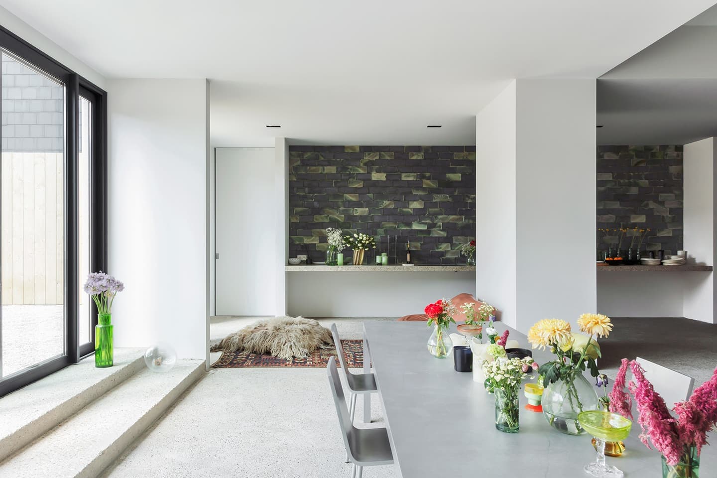 Зеленые стены и стальная ванна в квартире в Антверпене — проект Atelier Dialect