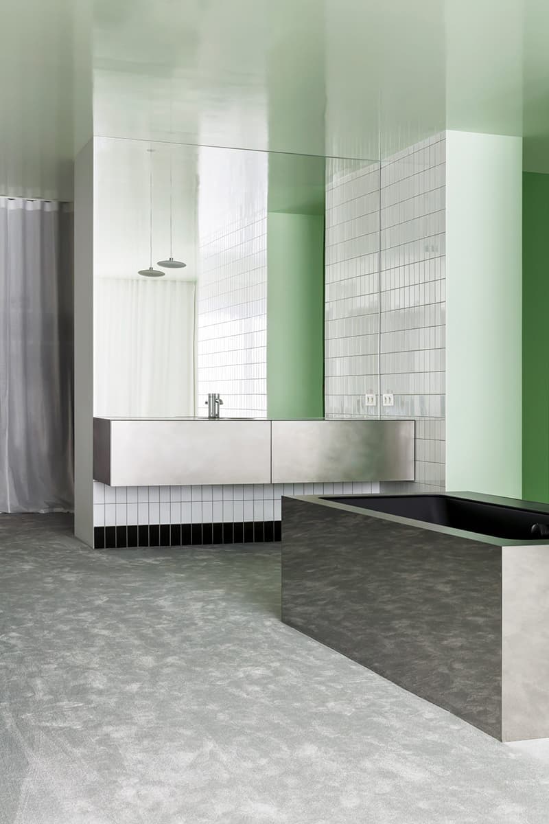Зеленые стены и стальная ванна в квартире в Антверпене — проект Atelier Dialect