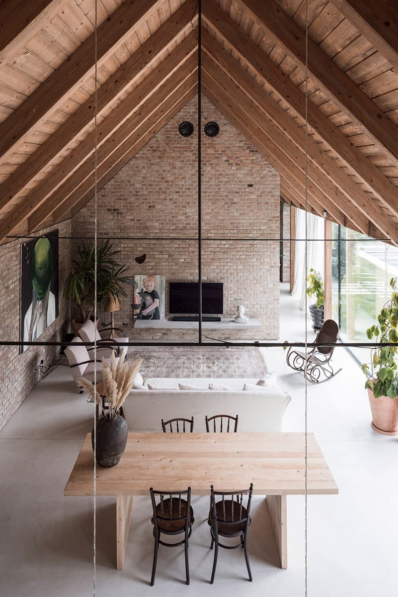 Современное искусство внутри словацкого амбара – проект Мартина Скочека