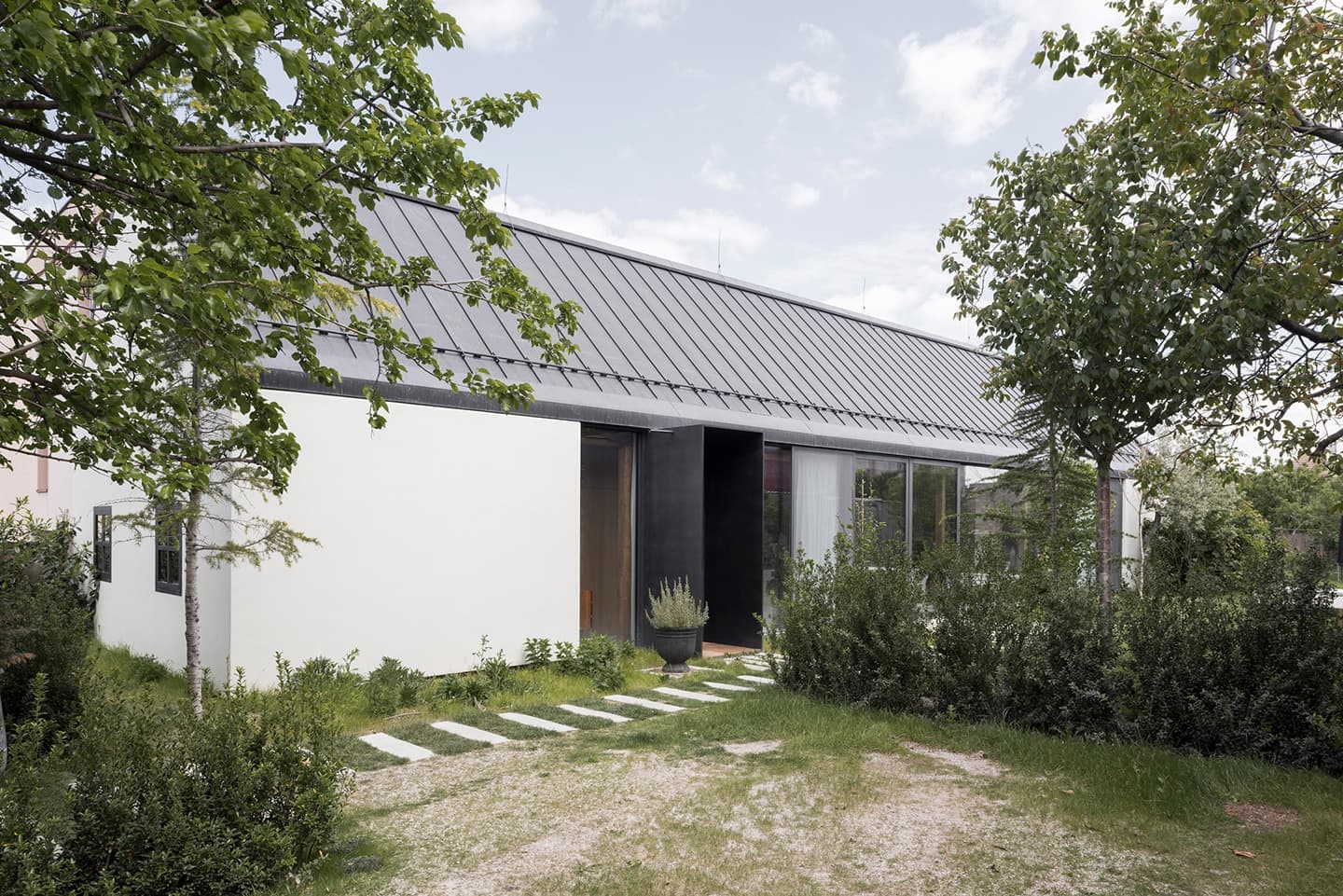 Современное искусство внутри словацкого амбара – проект Мартина Скочека