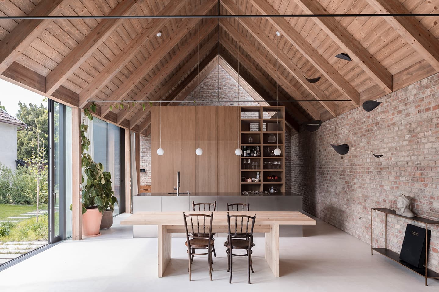 Современное искусство внутри словацкого амбара – проект Мартина Скочека