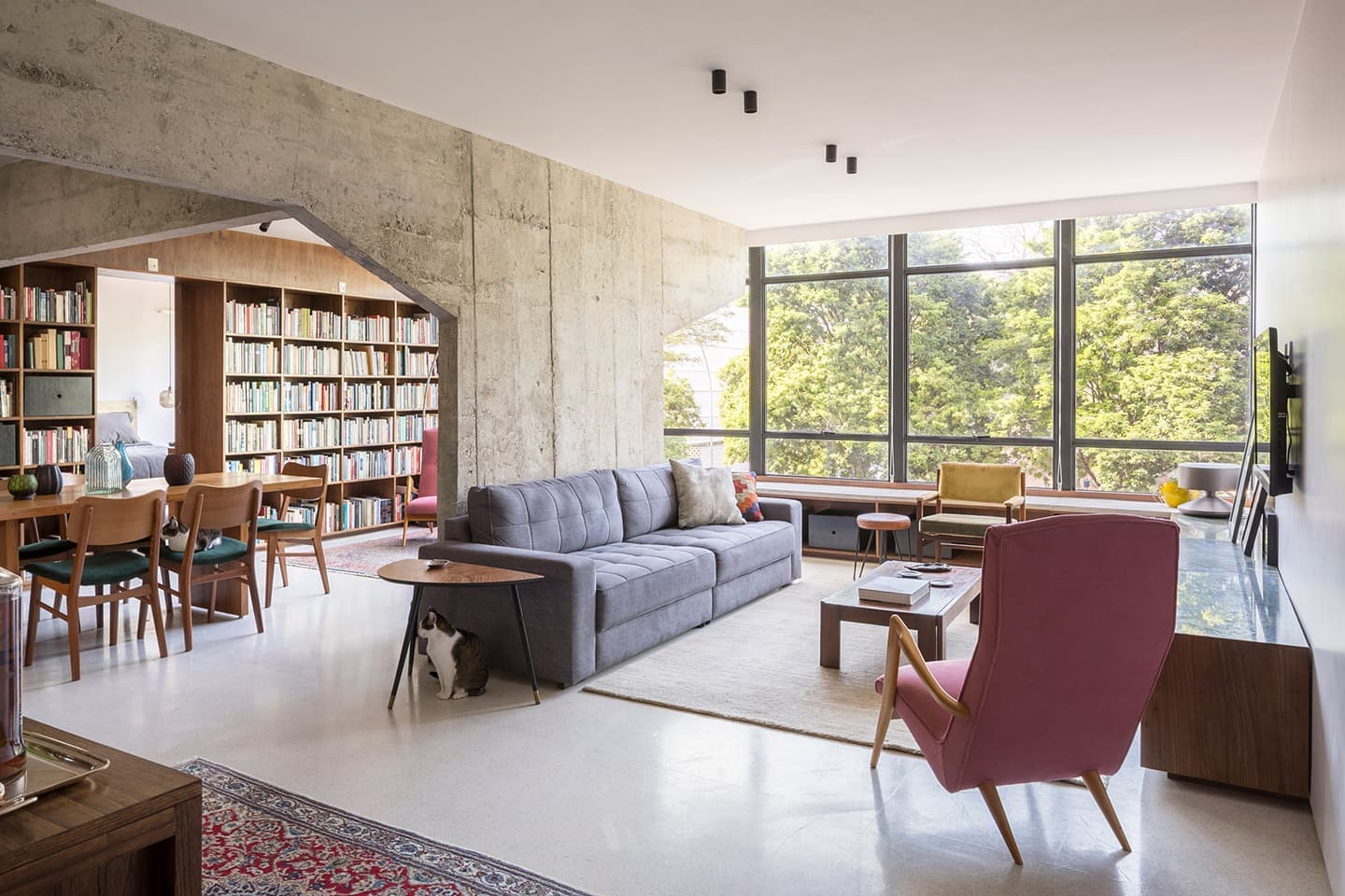 Холодный модернизм и теплый midcentury в бразильской квартире — проект Debaixo do Bloco Arquitetura