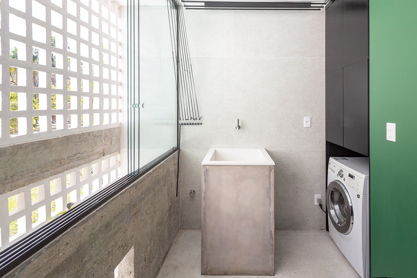 Холодный модернизм и теплый midcentury в бразильской квартире — проект Debaixo do Bloco Arquitetura