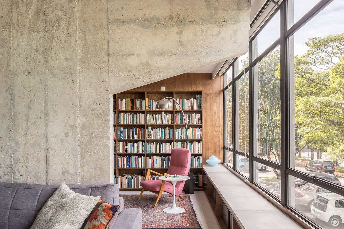 Холодный модернизм и теплый midcentury в бразильской квартире — проект Debaixo do Bloco Arquitetura