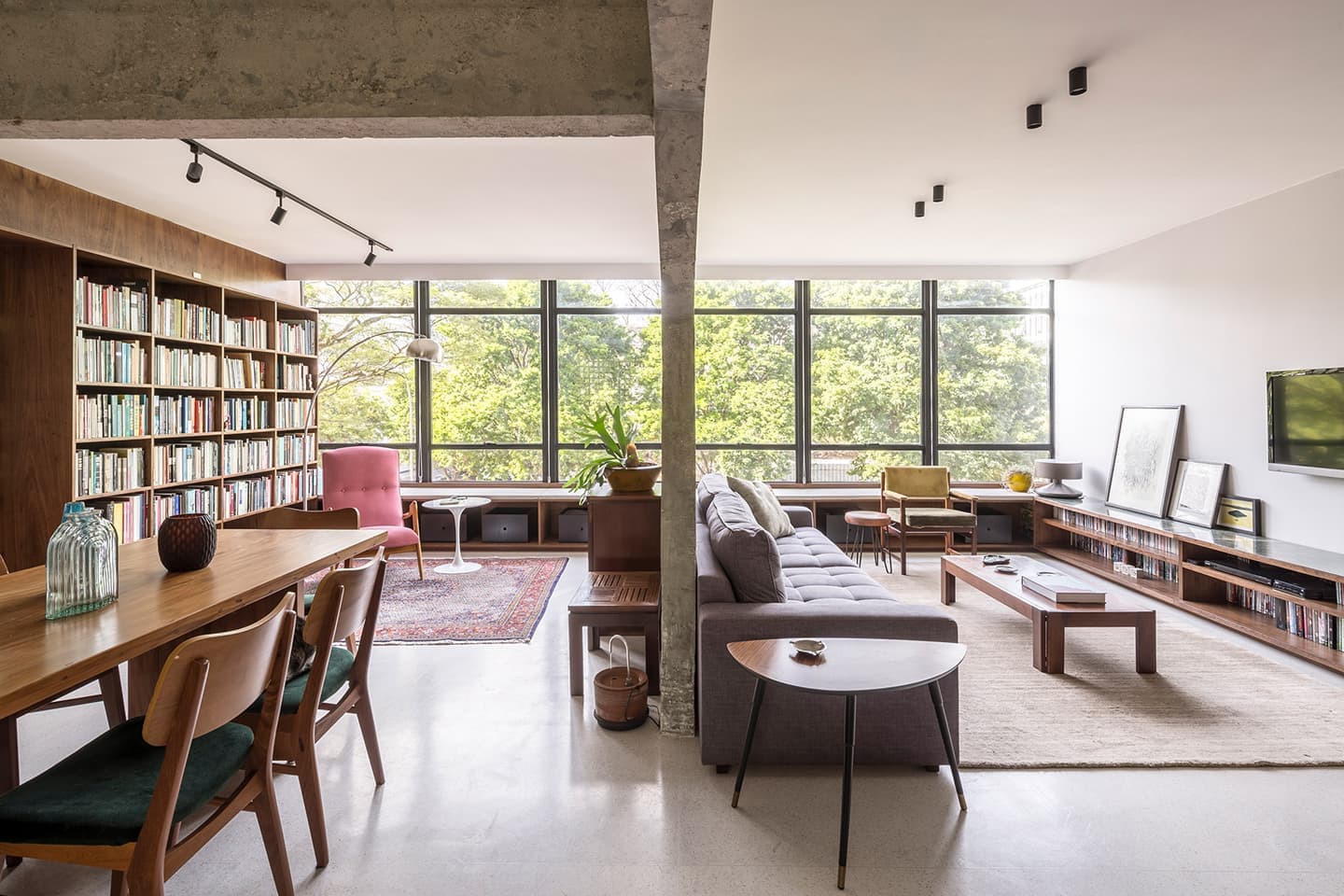 Холодный модернизм и теплый midcentury в бразильской квартире — проект Debaixo do Bloco Arquitetura