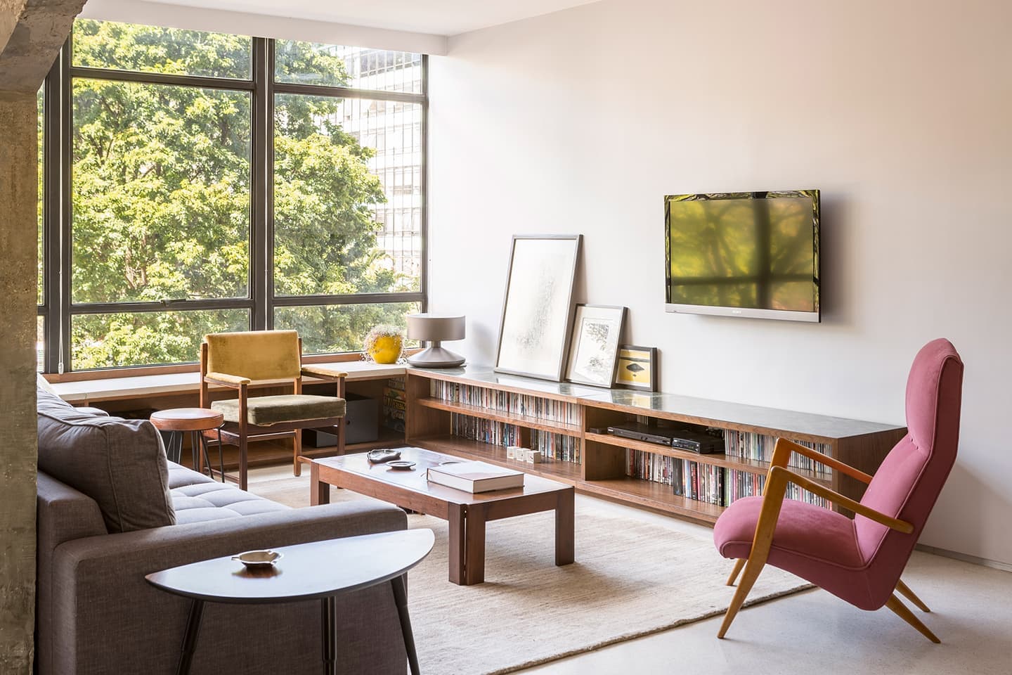 Холодный модернизм и теплый midcentury в бразильской квартире — проект Debaixo do Bloco Arquitetura