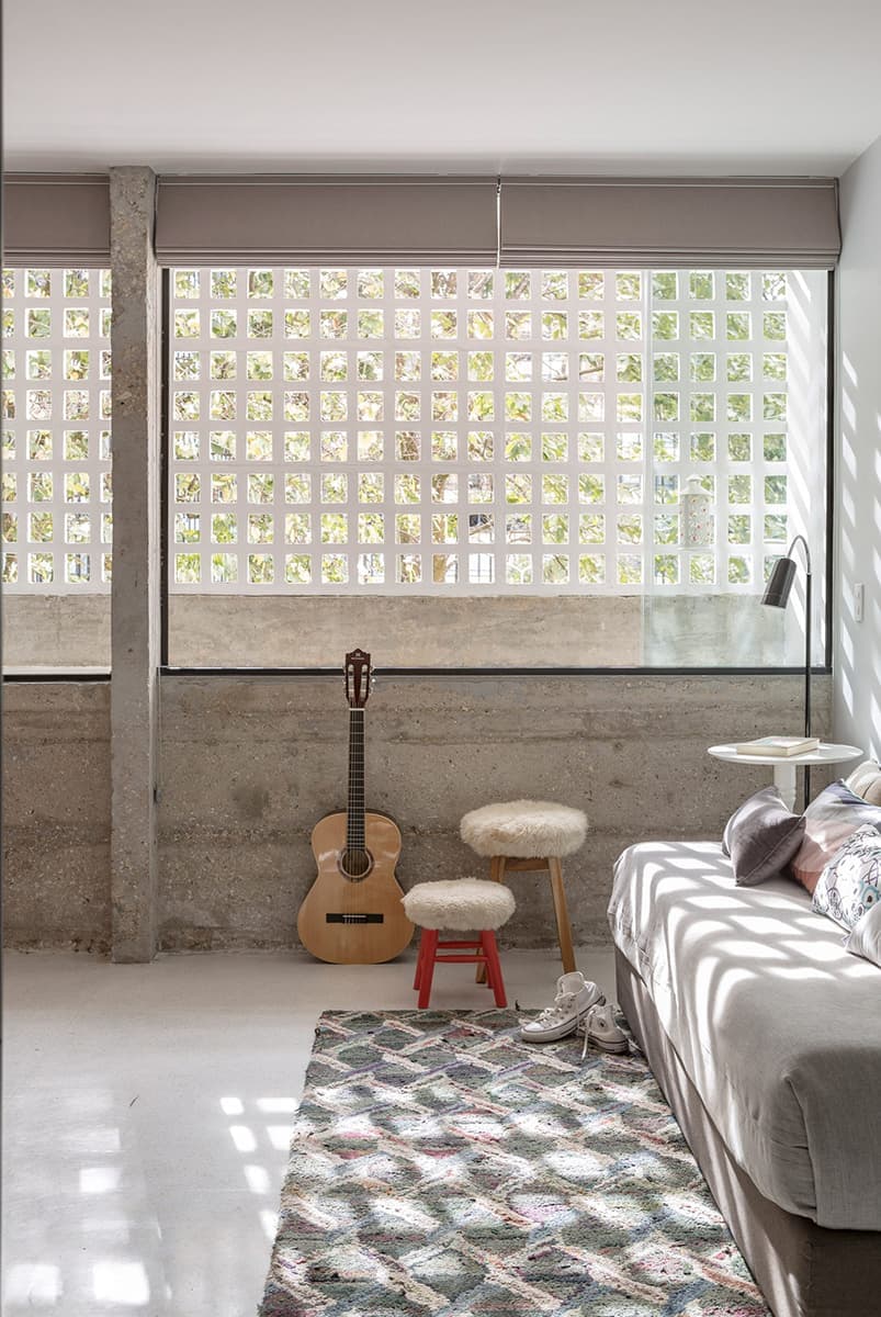 Холодный модернизм и теплый midcentury в бразильской квартире — проект Debaixo do Bloco Arquitetura
