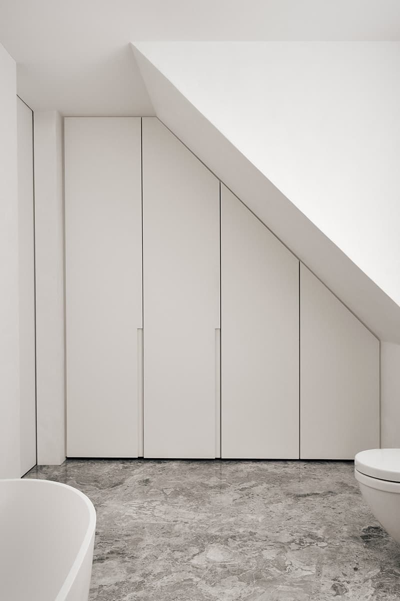 Контрастный дуализм: черно-белый интерьер резиденции в Монреале — проект Atelier Barda