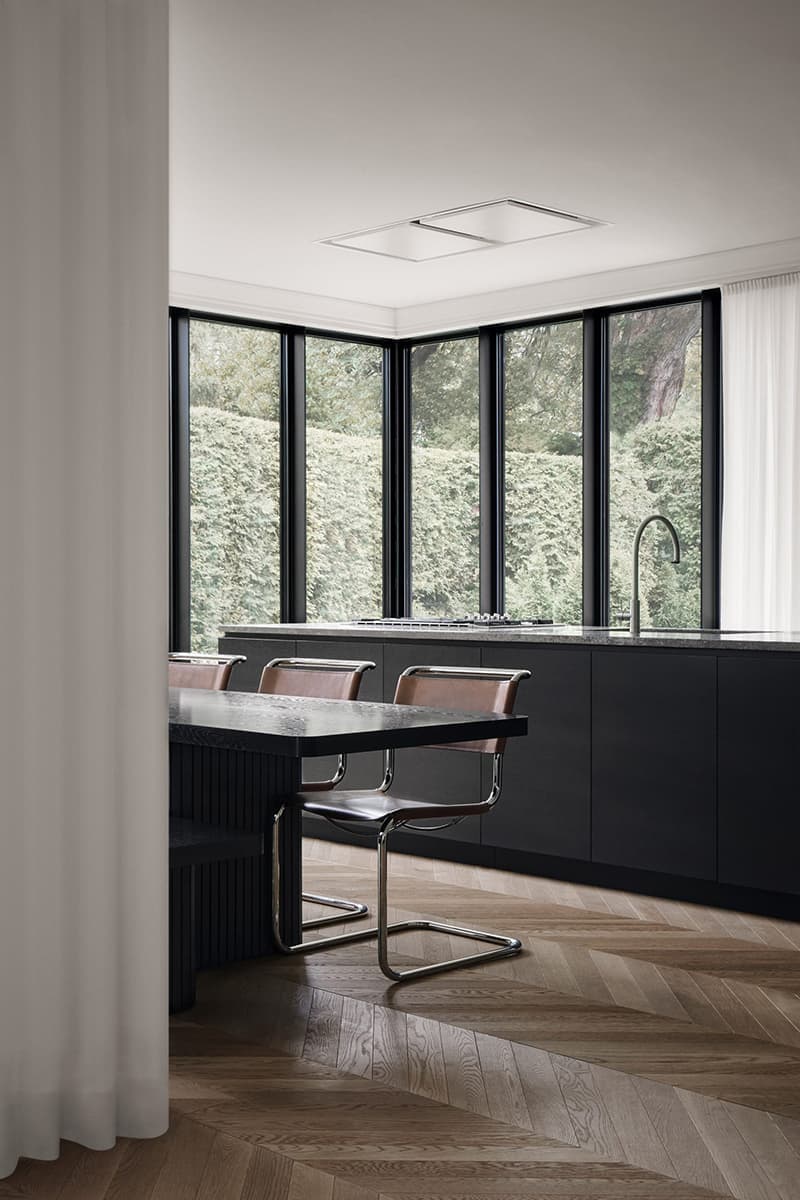 Контрастный дуализм: черно-белый интерьер резиденции в Монреале — проект Atelier Barda