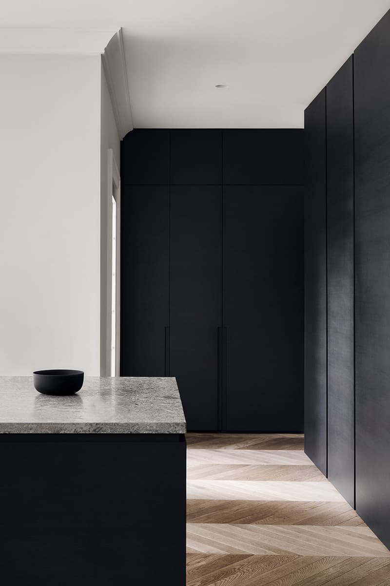 Контрастный дуализм: черно-белый интерьер резиденции в Монреале — проект Atelier Barda