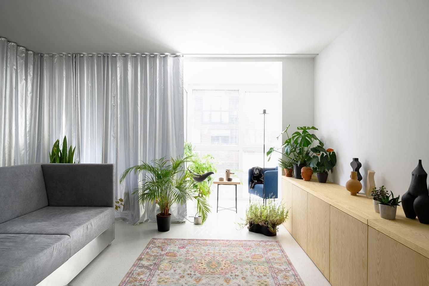 Маленькая квартира с подвижной мебелью в Любляне – проект Arhitektura d.o.o