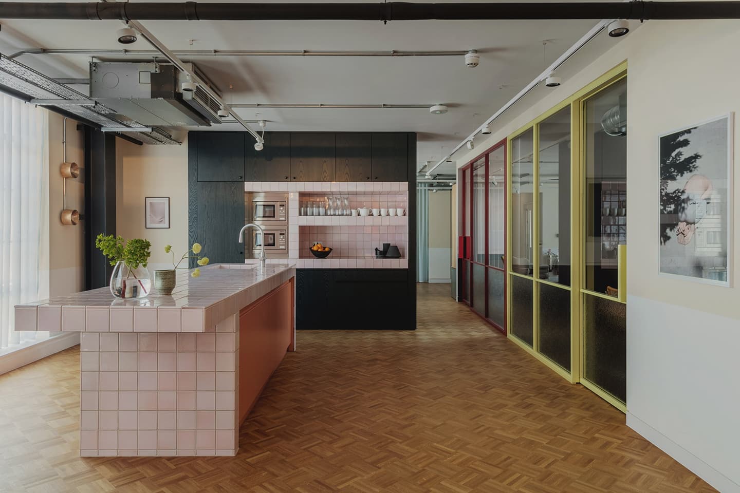 Уютный офис в эстетике американских частных домов 50-х годов – проект студии Daytrip